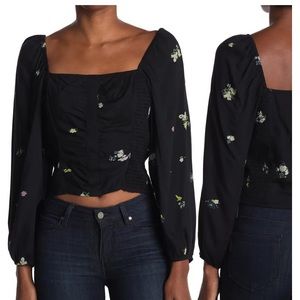 Square neck
Long sleeves with elastic cuffs
Smocked side panels
Cropped